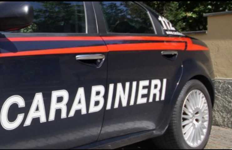 Carabinieri monitorano la strada