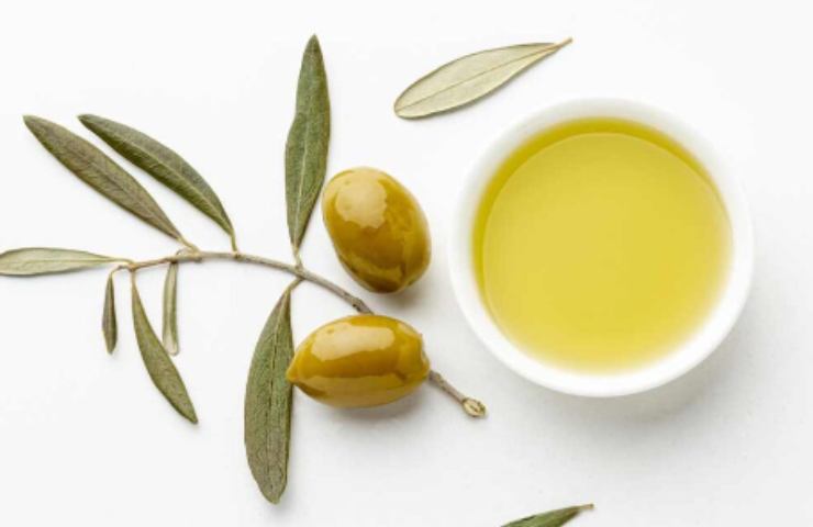 Olio di oliva essenziale per i capelli