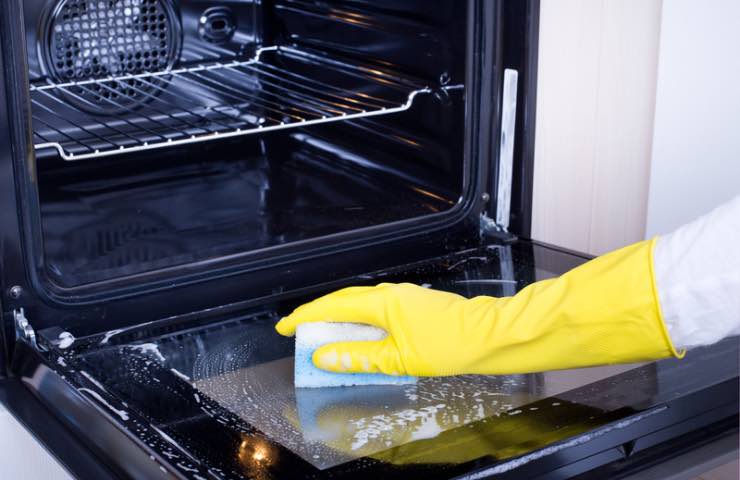 Sgrassare il forno in pochi step 