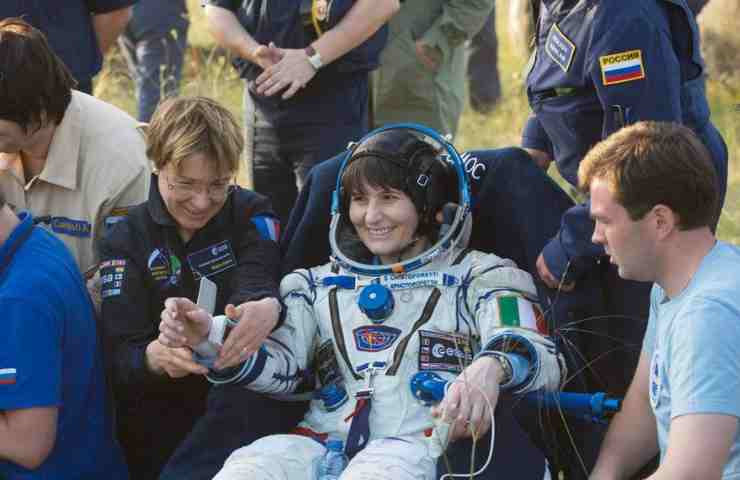 L'astronauta Samantha Cristoforetti in una delle sue missioni lontane da casa