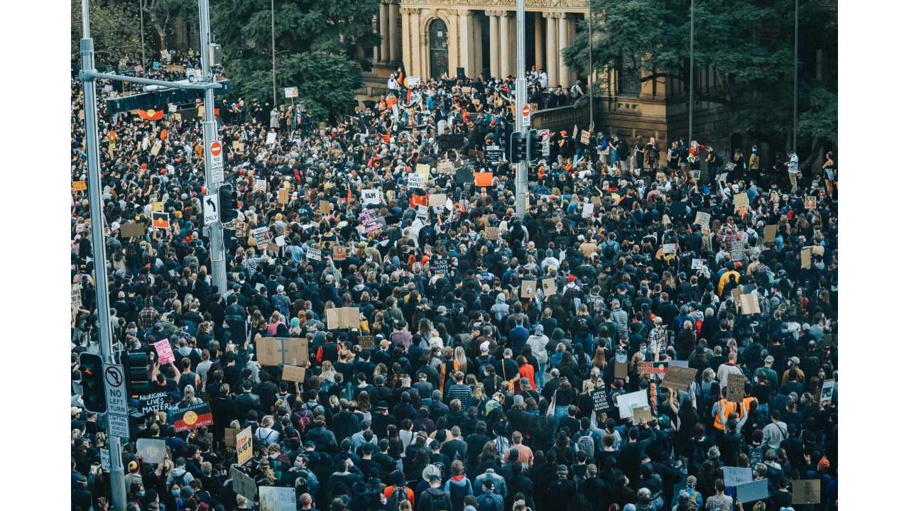 scontri e violenze a Parigi