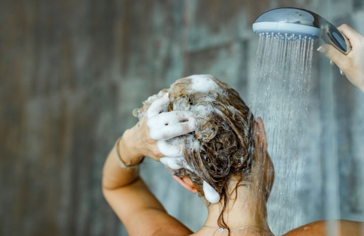 come rimuovere lo shampoo