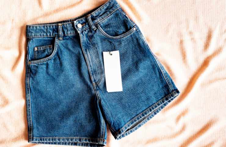 Pantaloncini in jeans: non devono mancare nella tua valigia 