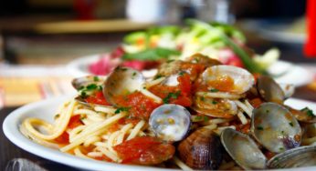Spaghetti vongole e peperoni perfetti, il segreto è aggiungere le alici: ti diciamo in quale fase