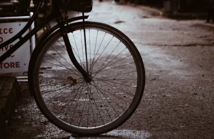 Ciclista di 28 anni schiacciata da un Tir: la tragedia a Milano, cos'è successo