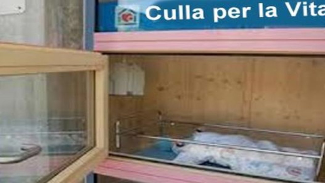 mamma lascia bambina culla vita