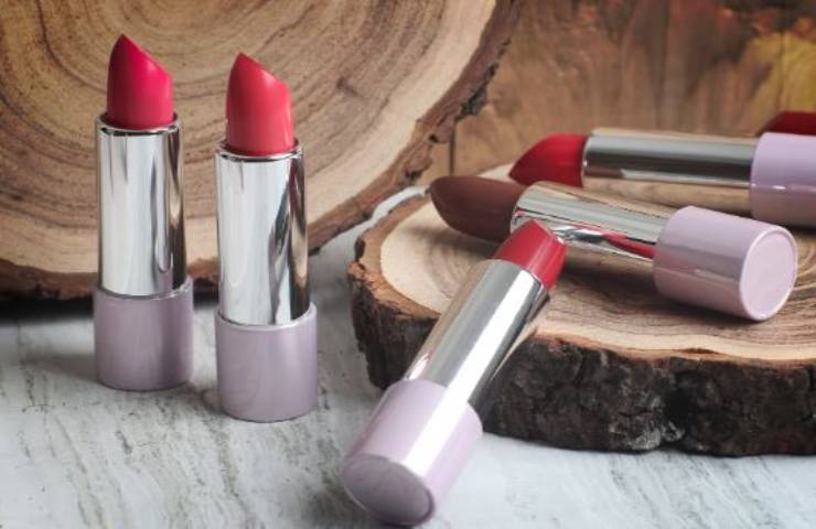 eliminare macchie rossetto vestiti