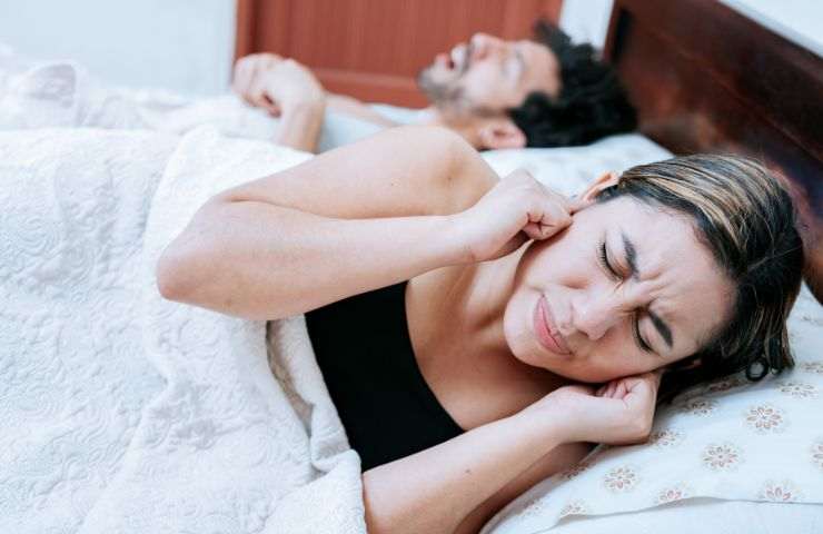 Ecco alcuni trucchi per aiutare il partner a smettere di russare 