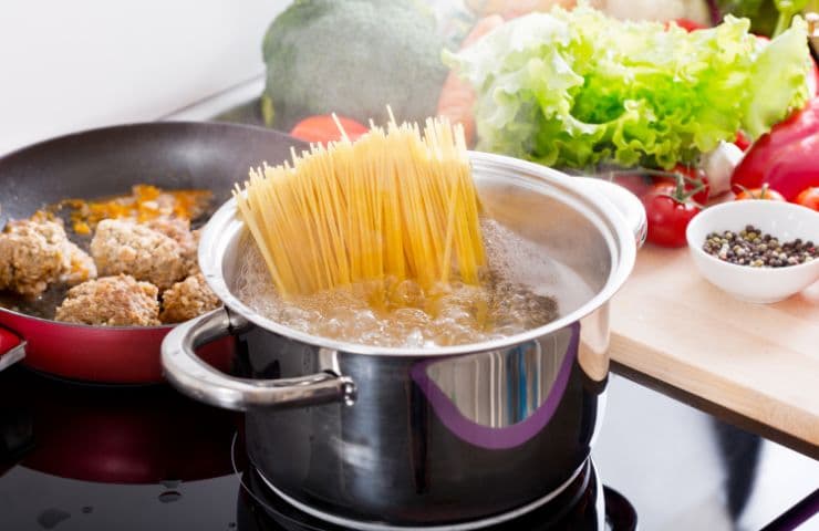 Pasta che cuoce nella pentola