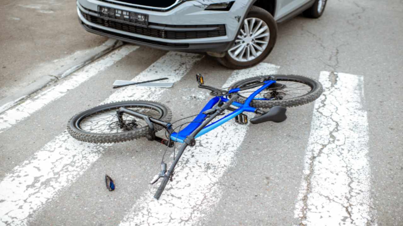 incidente ciclista milano