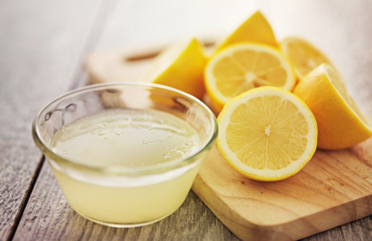 succo di limone per le pulizie