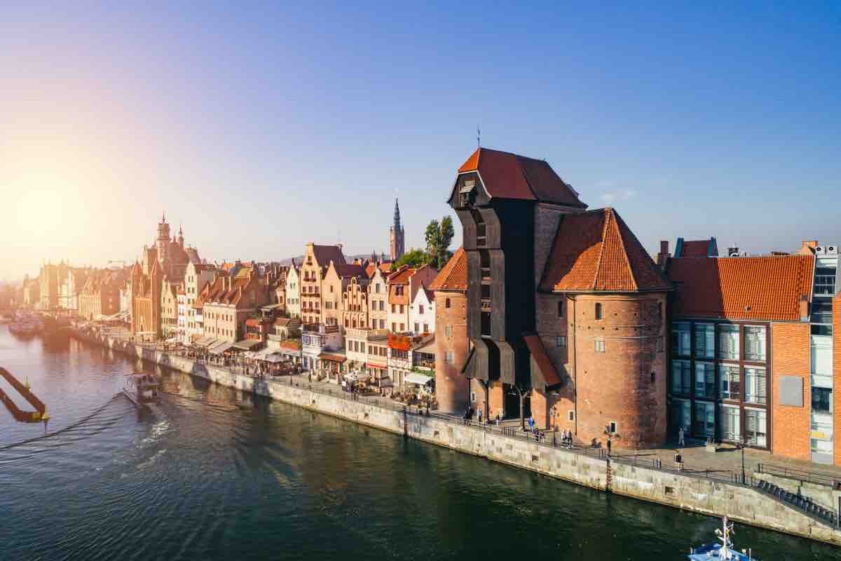 La vista dall'alto delle rive di una città della Polonia