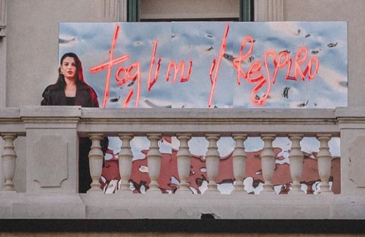 Emma Marrone sul balcone con il poster di Apnea 