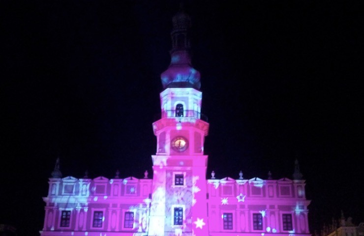 La facciata in inverno di un edificio storico in Polonia