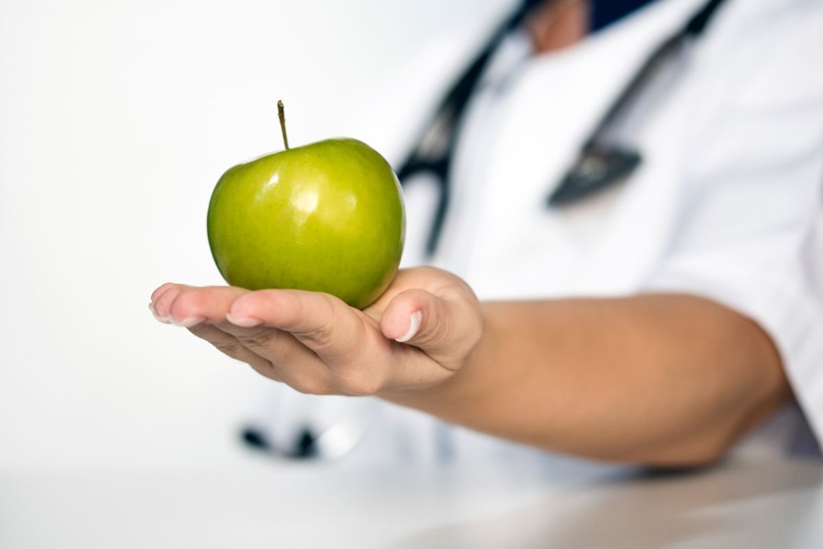 Medico porge una mela