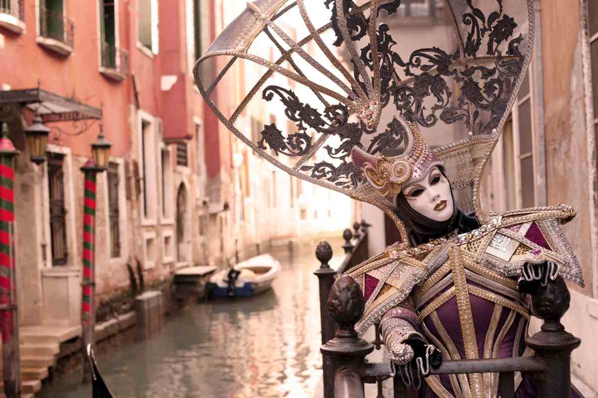 maschera di carnevale in città italiana