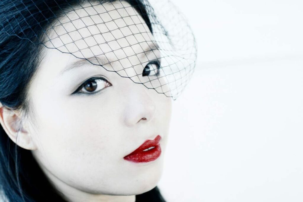 Giapponese con veletta e rossetto rosso