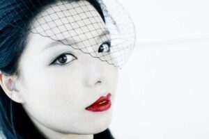 Giapponese con veletta e rossetto rosso