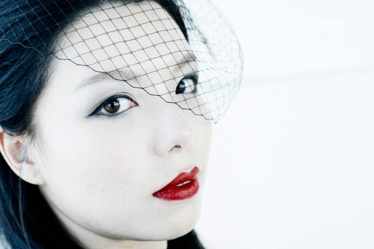 Giapponese con veletta e rossetto rosso